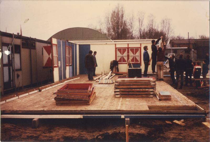 sloop oud onderkomen en herbouw het noodgebouw 12-3-81